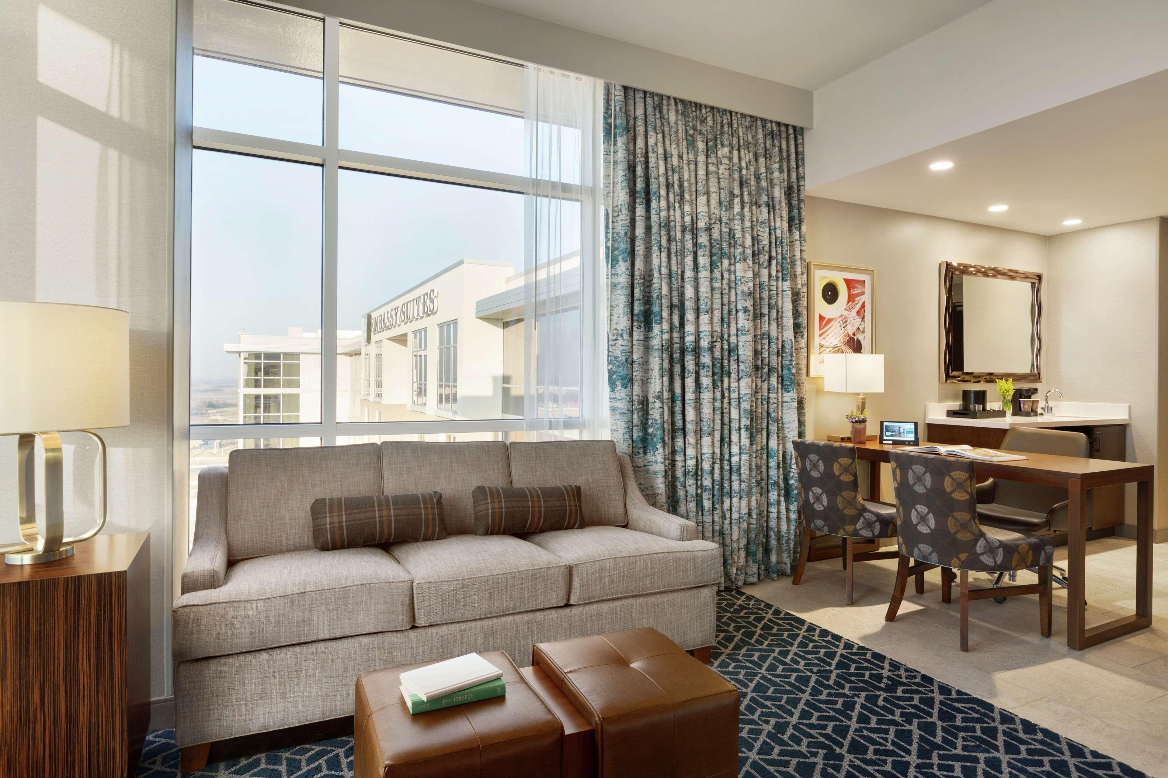 Embassy Suites By Hilton Denton Convention Center Exterior foto